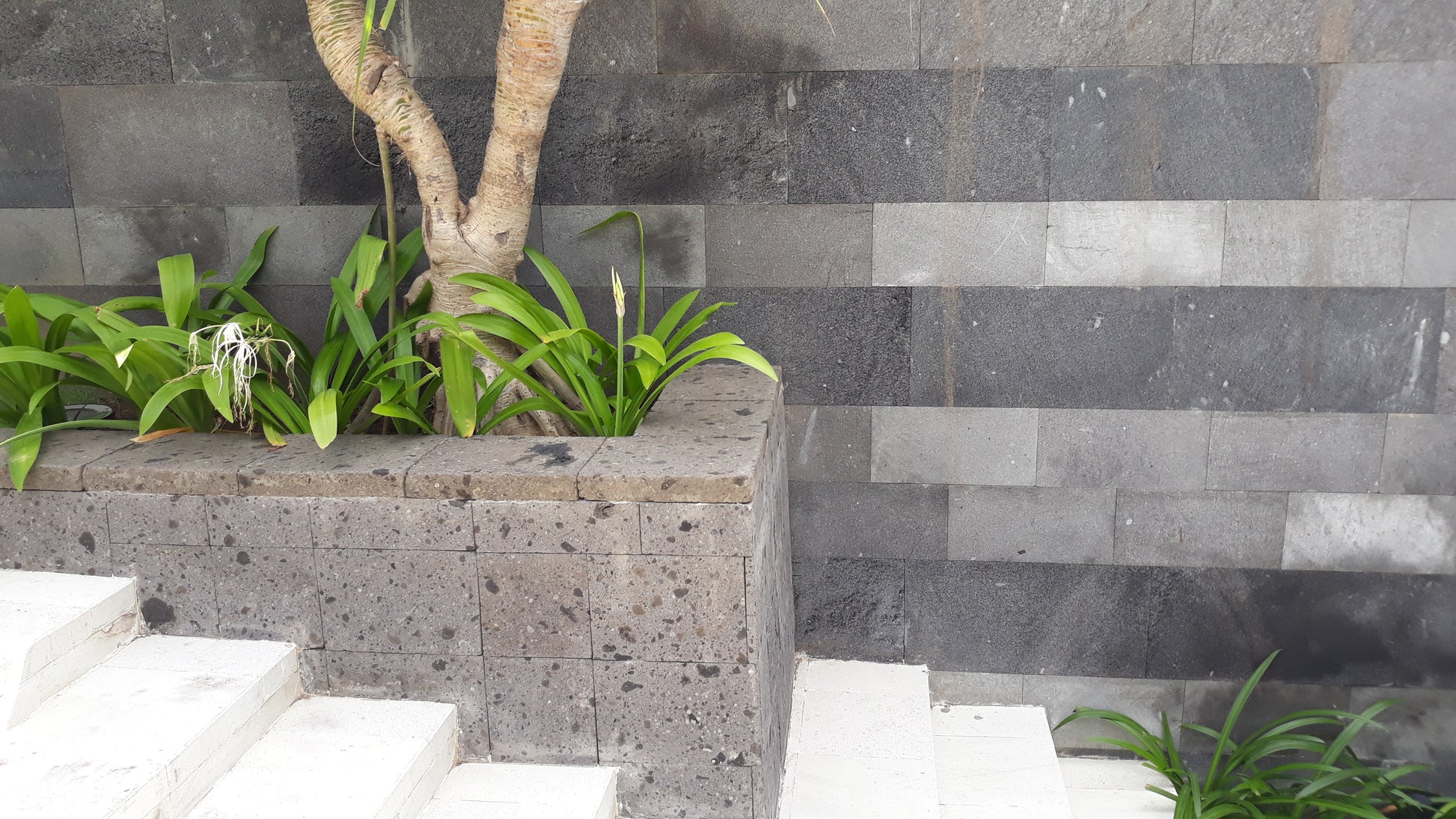 Interlocking Nero Tile